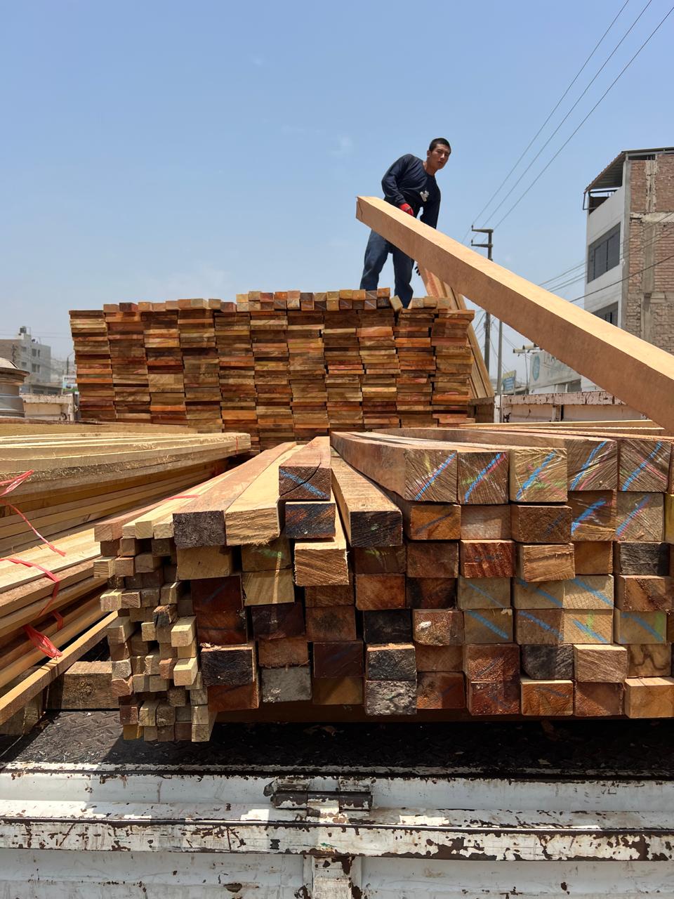 Madera para construcción cargada para despacho de obra