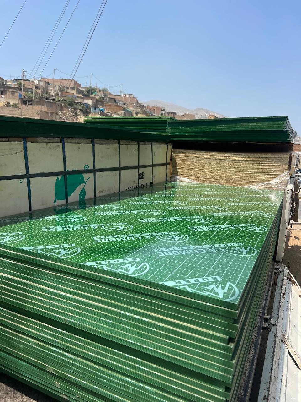 Tableros para construcción cargados para despacho de obra