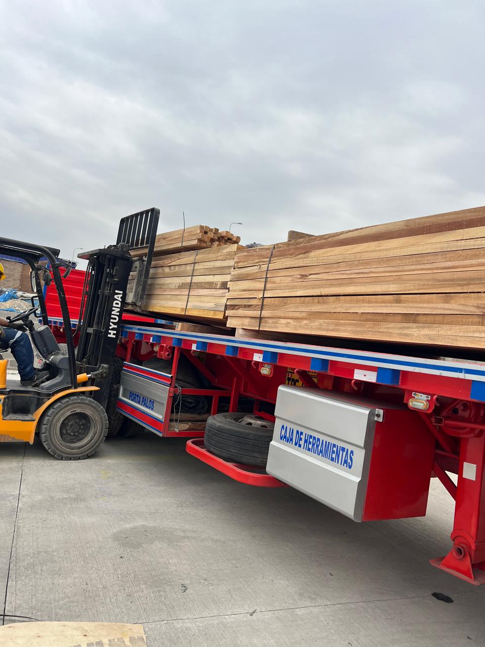 Despacho de madera para construcción con montacargas